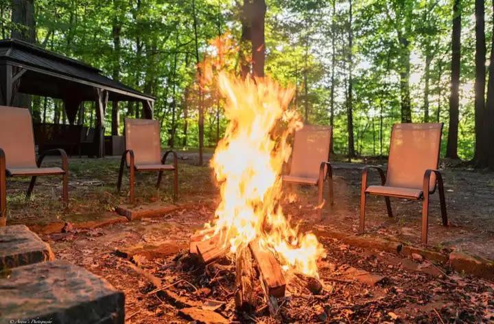 Log Cabin - Natures Oasis - Fire Pit & Gazebo Кливленд Экстерьер фото